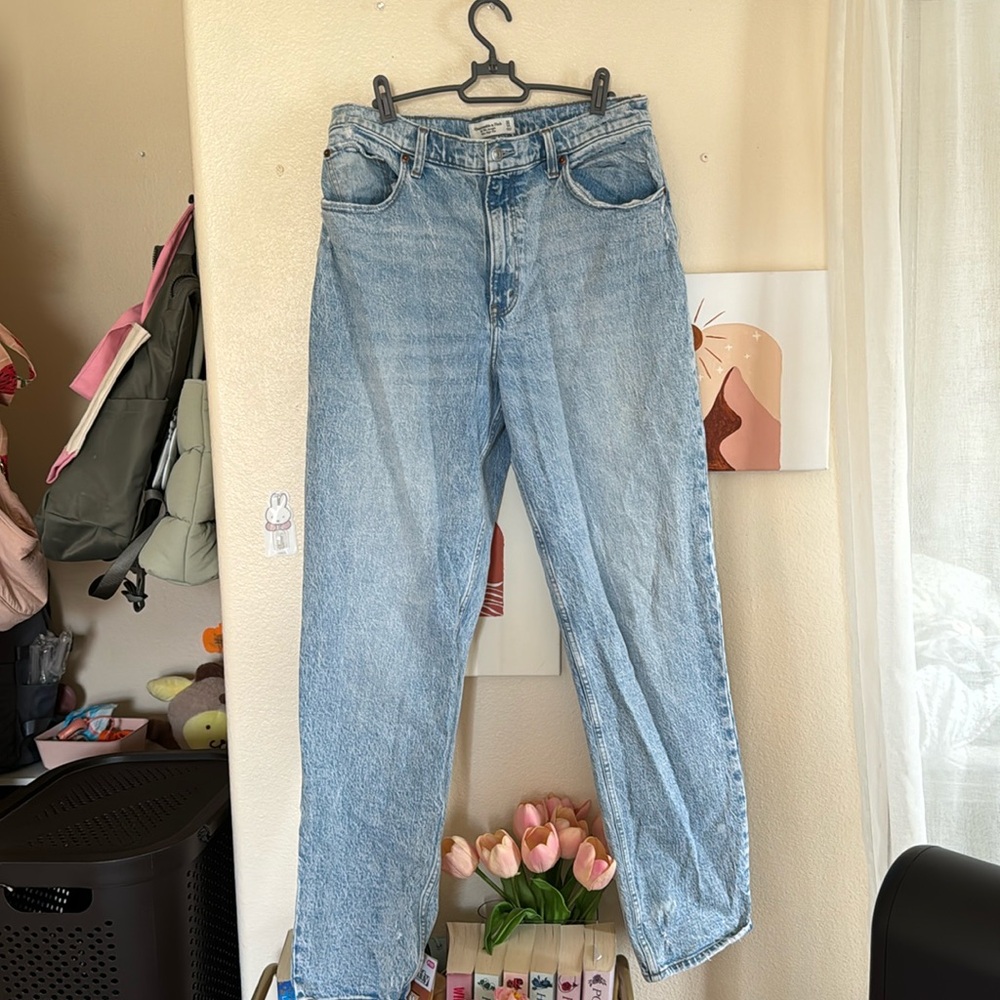 Abercrombie Ultra High Rise 90s straight light wash jeans